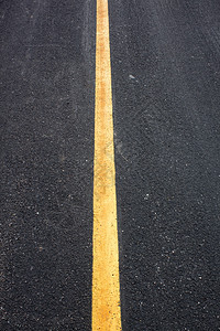阿斯法特路单线纹理黑色颗粒状街道运输黄色条纹宏观边界背景图片