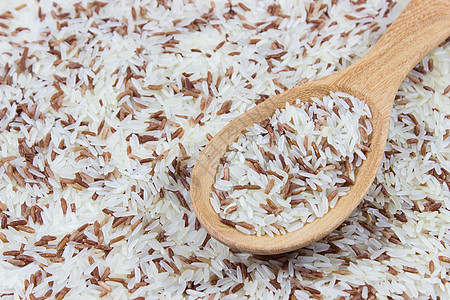 汤匙上的红米和白米谷类木头食物庄稼静物勺子饮食用具谷物植物图片