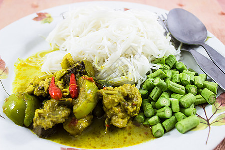 绿色咖喱鸡肉和面条情调文化亚裔柠檬香料异国勺子纺织品蔬菜美食家图片