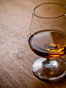 白兰地酒吧棕色液体木头玻璃桌子背景图片