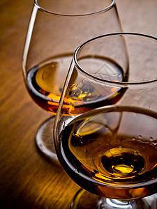 白兰地酒精桌子木头酒吧棕色玻璃图片