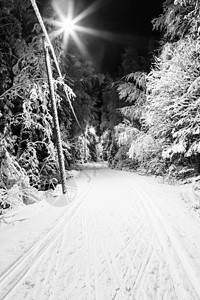 夜间滑雪赛车场黑白照片图片