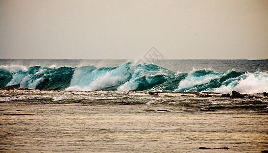 海洋波浪海浪戏剧性飞溅液体环境石头摄影蓝色反射天空图片