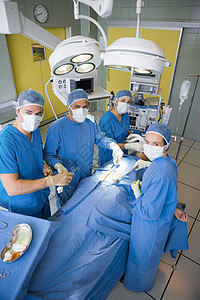 手术期间外科小组对照相机进行检查图片