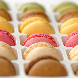 色彩多彩的马卡龙盒子白色奶油美食食物糕点糖果蛋糕甜点饼干背景图片