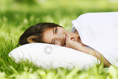 睡在草地上的女人女性公园睡眠毯子自由女孩场地枕头图片