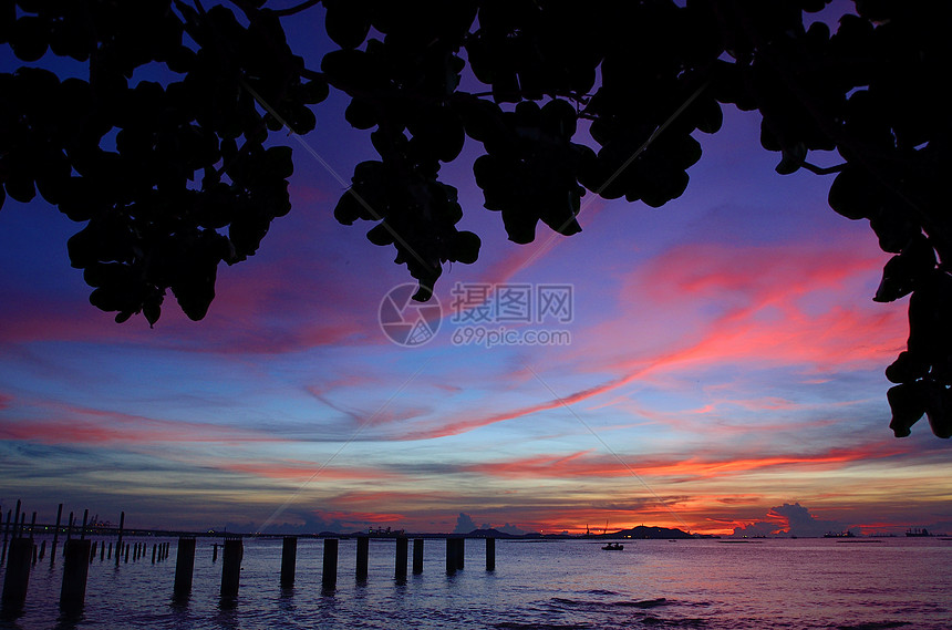 锡昌岛环绕着黄昏的天空建筑日落休息场景季节夕阳时间海洋戏剧性海浪图片