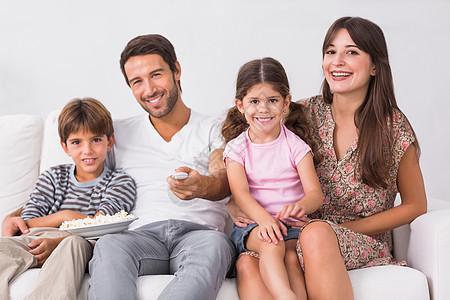 微笑的家庭在看电视图片