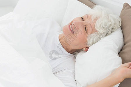 微笑着睡着的老妇人图片