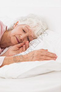睡在床上的妇女就寝女性白色羽绒被枕头公寓坐垫卧室家庭睡眠图片