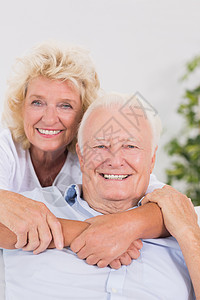快乐的旧情侣肖像抱抱男性微笑公寓拥抱住所女性房子男人沙发头发图片