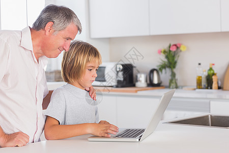 儿童和祖父看笔记本电脑图片