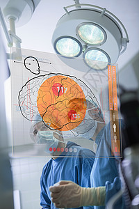 两个外科医生在界面上 检查大脑图片