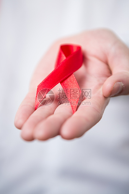 男子持有红色AIDS宣传带图片