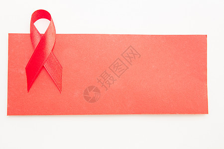 红色带红丝带的空白红卡图片