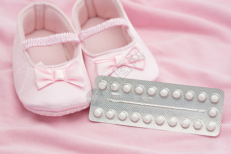 配有婴儿鞋的避孕药包背景图片
