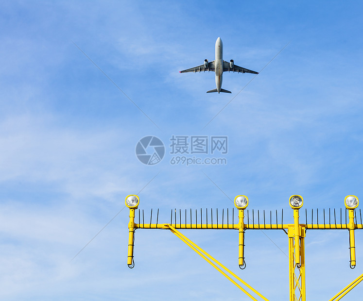 接近机场降落方向灯 飞机上载有飞机图片