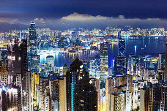 午夜从维多利亚峰到香港的天际图片