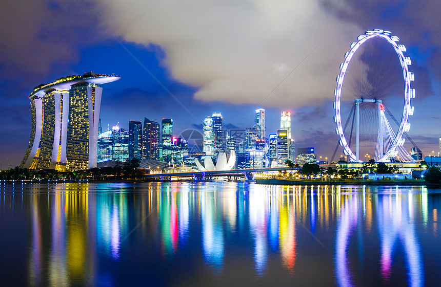 新加坡夜间的天线天空天际城市办公室地标建筑高层建筑摩天轮景观海洋图片