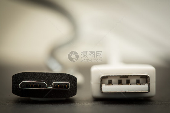 特写黑色USB SS和白色USB的一端图片