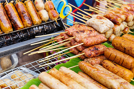 泰国风格的街头烧烤食品食物香蕉烤棒鱼丸美食街道摊位牛肉香肠沙爹图片