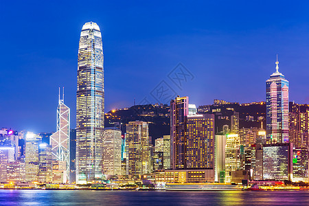 晚上与维多利亚港和摩天大楼同夜的香港城市天际线顶峰旅行建筑反射天空风景市中心场景景观地标图片