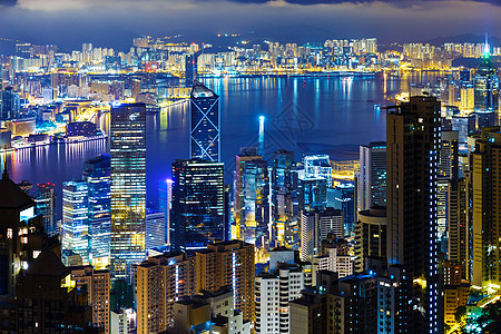 晚上与维多利亚港和摩天大楼同夜的香港城市天际线建筑市中心景观场景天空旅行风景办公室港口地标图片