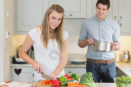 男人帮助女人准备饭菜图片