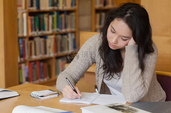 图书馆学习的无学学生图片