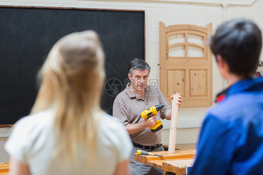 木工班老师教两个学生的教师图片