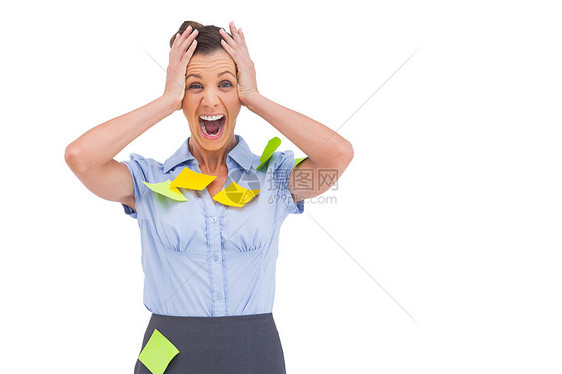 女商务人士在衬衫上用粘贴纸条喊叫图片