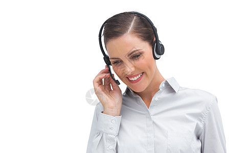 微笑的女商务人士用耳机说话人士女性代理人快乐商业沟通女士衬衫棕色商务图片