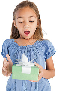 带着包着礼物的小女孩惊讶得要命图片