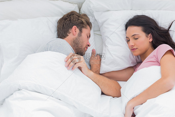 夫妇睡在床上羽绒被坐垫短发卧室棕色被子夫妻感情男性女士图片
