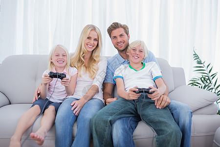 家庭一起玩电玩游戏图片