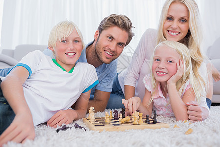 一起玩象棋的微笑的家庭图片
