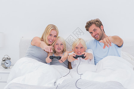 快乐家庭玩游戏游戏住所枕头短发头发坐垫亲密感浅色感情卧室儿子图片