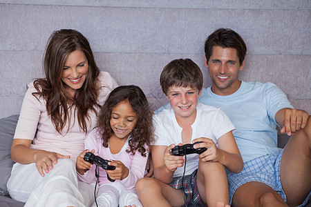 玩游戏游戏的微笑家庭图片