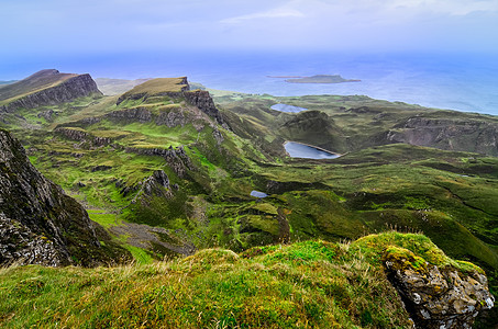 苏格兰高地绿色Quiraing海岸线的风景图图片