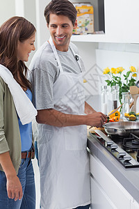 穿着围裙和做饭的男人图片