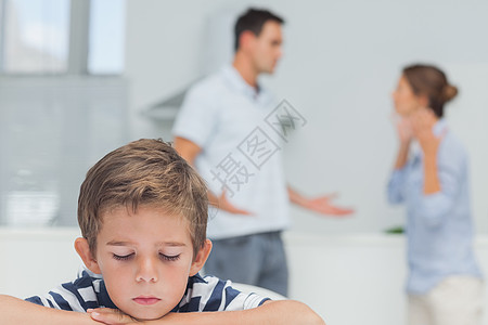 当父母争吵的时候 伤哀的男孩图片