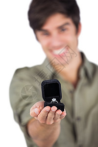 男子持有订婚戒指的人图片