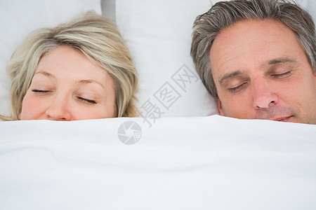 睡在盖子底下的情侣图片