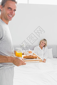 笑脸男人把早餐带上床给他的搭档图片