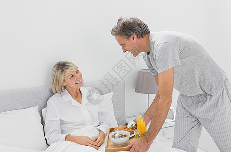照顾男人 带早餐在床上给他的搭档图片