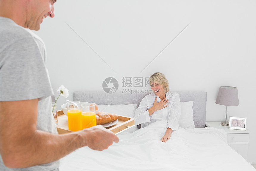 男人把早餐带上床给他的搭档图片