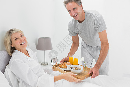 考虑周到的男人在床上给他的搭档做早餐图片