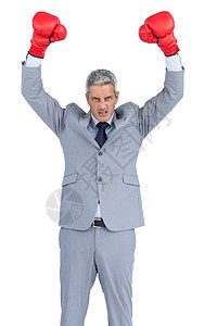冒着红色拳击手套的愤怒商务人士图片
