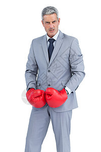 冒着拳击手套的愤怒商务人士图片