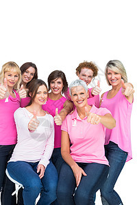为乳腺癌而冒充和穿粉红色衣服的正性漂亮女性图片